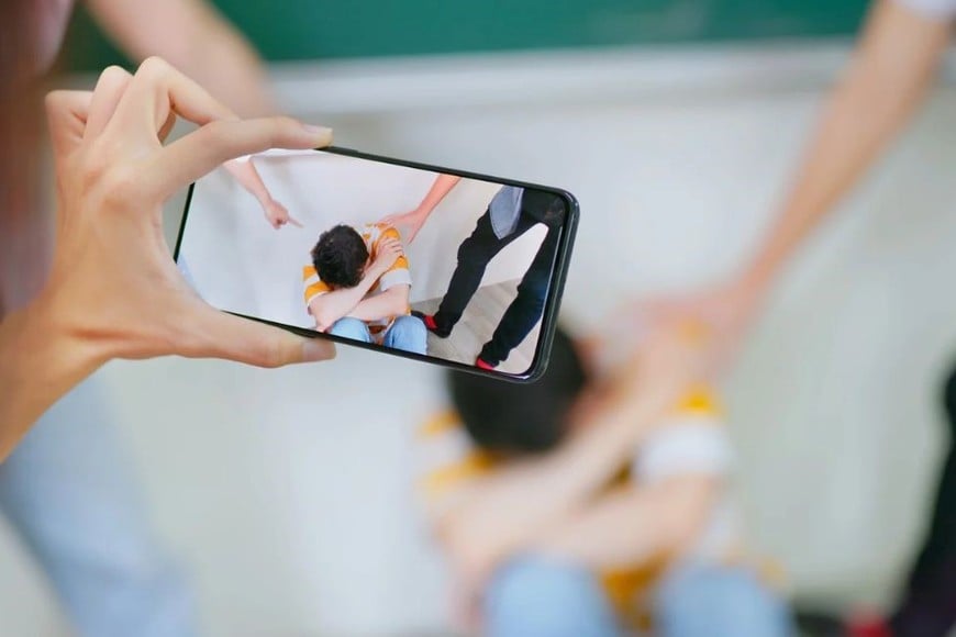 La violencia digital prolonga las situaciones de hostigamiento más allá del ámbito escolar.
