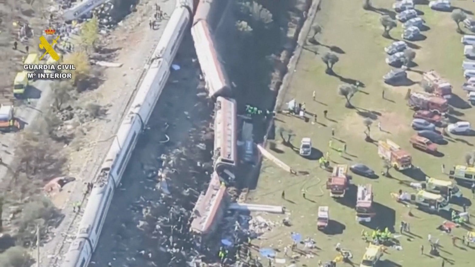 Las imágenes muestran el escenario del accidente ferroviario en España, las tareas de emergencia y la asistencia a los afectados.