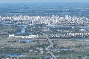 El río crece y comienza a colmar el valle de inundación en los alrededores de la urbe santafesina. Fernando Nicola.