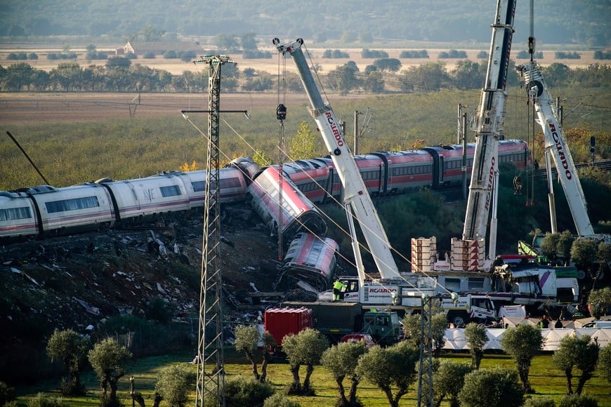 Cranes at the site of the collision the day after two high-speed trains crashed between the towns of Mora and Orgaz, near Toledo, Spain, October 29, 2026. REUTERS/Ana Beltran