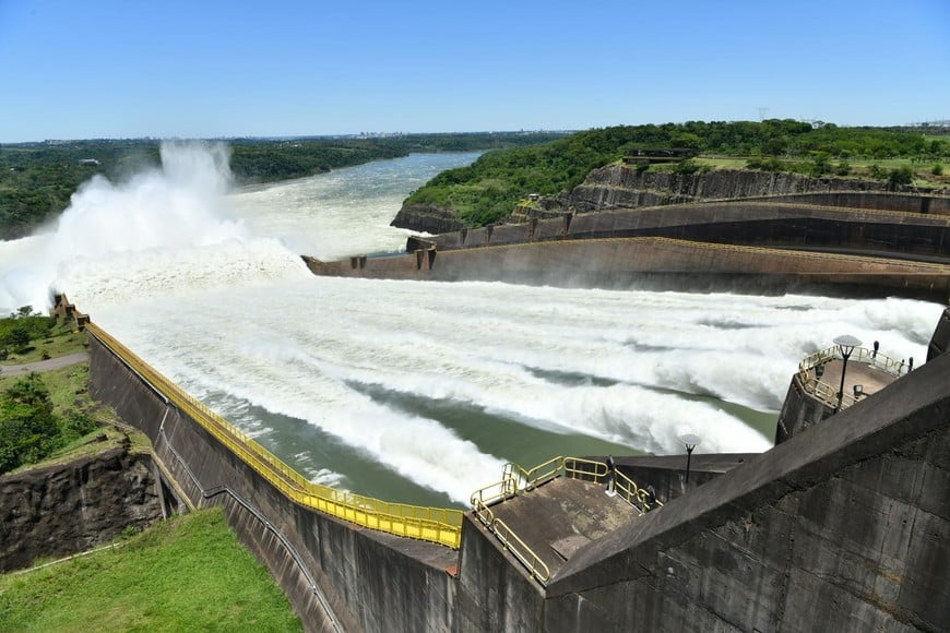Itaipú, sobre el Paraná entre Brasil y Paraguay, puede almacenar agua y modificar temporalmente sus descargas. Archivo.