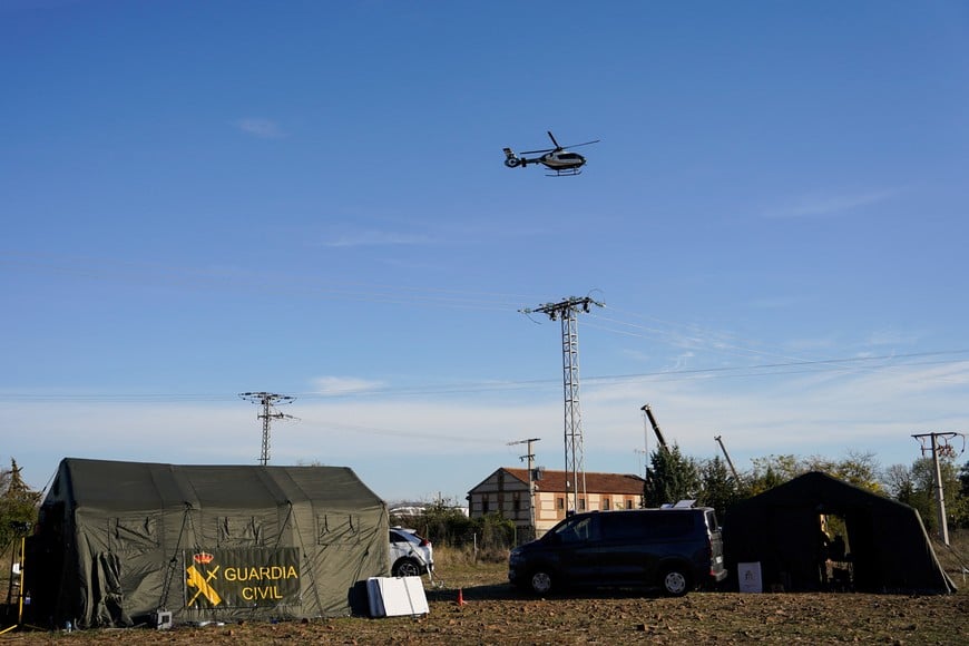 A Guardia Civil helicopter flies over the command post near the site of a collision the day after two high-speed trains crashed between the towns of Mora and Orgaz, near Toledo, Spain, October 29, 2026. REUTERS/Ana Beltran
