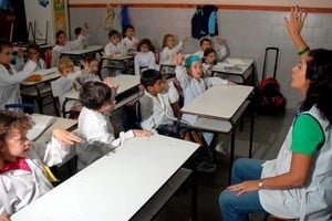 La escuela cuida enseñando, pero no puede todo.