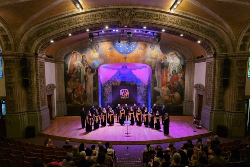 Estudio Coral Meridies frente al mural “La creación”, de Diego Rivera, en el Anfiteatro Simón Bolívar. del Antiguo Colegio de San Ildefonso, en Ciudad de México.