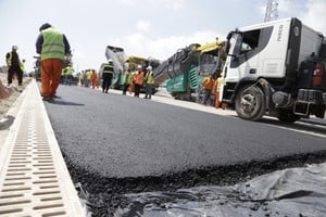 Las pavimentadoras utilizan tecnología digital para nivelar la nueva pista.