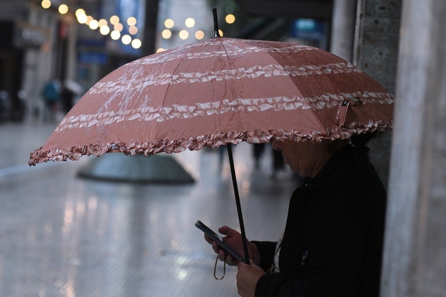 El organismo recomendó asegurar objetos que puedan ser desplazados por el viento y evitar salir durante las tormentas.