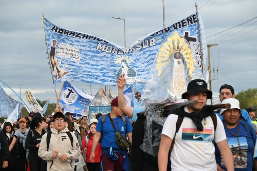 La peregrinación a Luján convoca cada año a miles de fieles que caminan para expresar su fe y devoción a la Virgen.