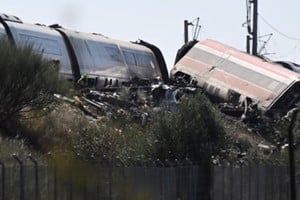 Los peritos trabajan en la zona del impacto en Urda, Toledo, donde la colisión entre las formaciones ocurrió a casi 200 km/h.