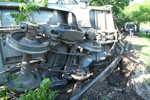 Varios vagones del tren Belgrano Cargas volcaron en pasaje Irala, en barrio Barranquitas. Créditos: Flavio Raina
