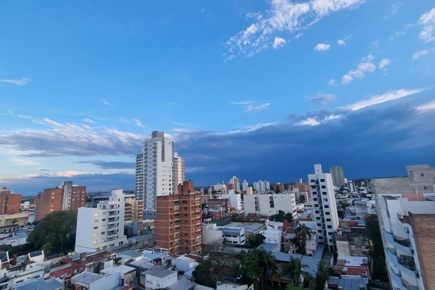 Atardece entre nubes en Santa Fe.
