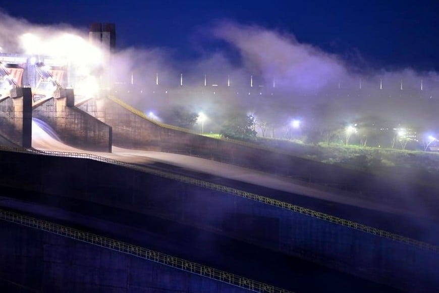 El vertedero de Itaipú estuvo abierto durante 26 días para almacenar agua para evitar que el pico de descarga de la central coincidiera con el de la crecida del río Iguazú, que desemboca aguas abajo. Archivo.