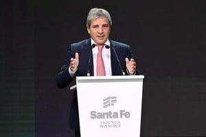 Luis Caputo destacó en Rosario el potencial del RIGI para atraer inversiones y generar empleo en Argentina. Créditos: Marcelo Manera