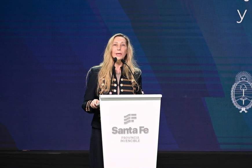 La secretaria de la Presidencia, Karina Milei, este jueves en la primera Ronda de Negocios RIGI en Rosario. Crédito: Marcelo Manera