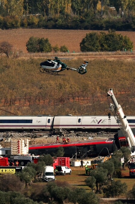 Por cielo y tierra, los trabajos de los rescatistas. Reuters.