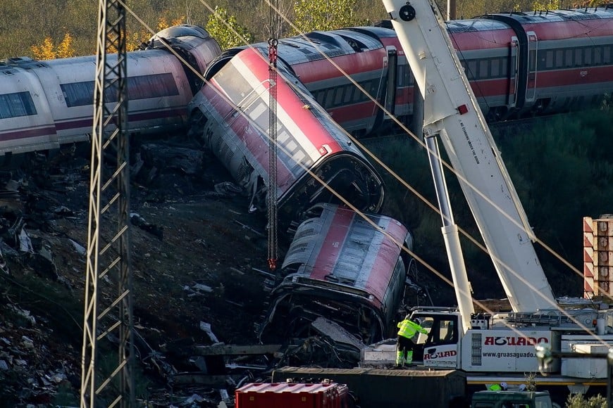 A cranee at the site of the collision the day after two high-speed trains crashed between the towns of Mora and Orgaz, near Toledo, Spain, October 29, 2026. REUTERS/Ana Beltran TPX IMAGES OF THE DAY