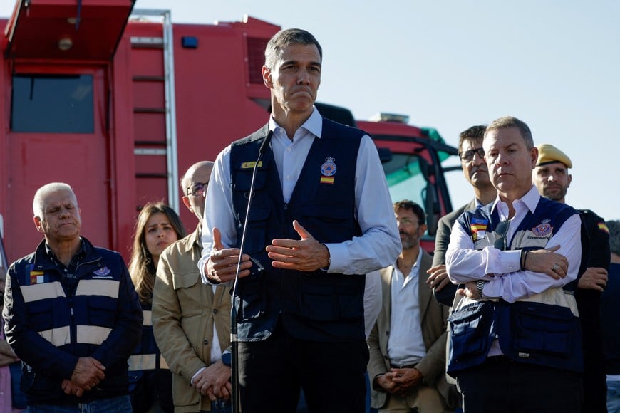 Spain's Prime Minister Pedro Sanchez speaks at the command post following the collision of two high-speed trains between the towns of Mora and Orgaz, near Toledo, Spain, October 28, 2026. REUTERS/Violeta Santos Moura