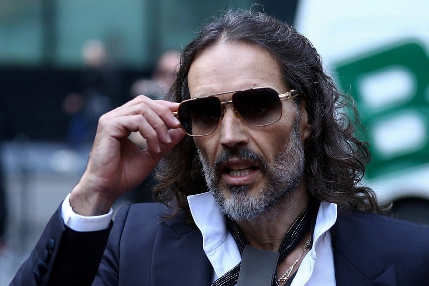 British actor and comedian Russell Brand arrives at Southwark Crown Court as the defence case is expected to begin in his trial on charges of rape and sexual assault involving six women between 1999 and 2009, which he denies, in London, Britain, October 28, 2026. REUTERS/Toby Shepheard