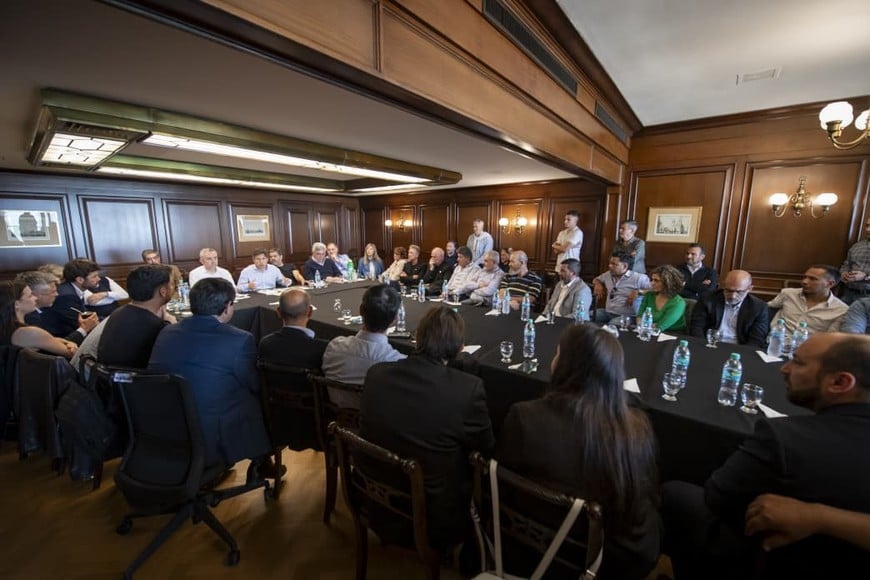 La reunión reunió a referentes políticos, legisladores y representantes sindicales.