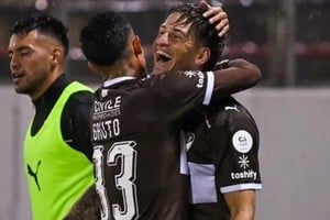 Platense celebra en Salta tras superar a Atlético Tucumán en los penales y meterse en la final de la Copa Argentina.