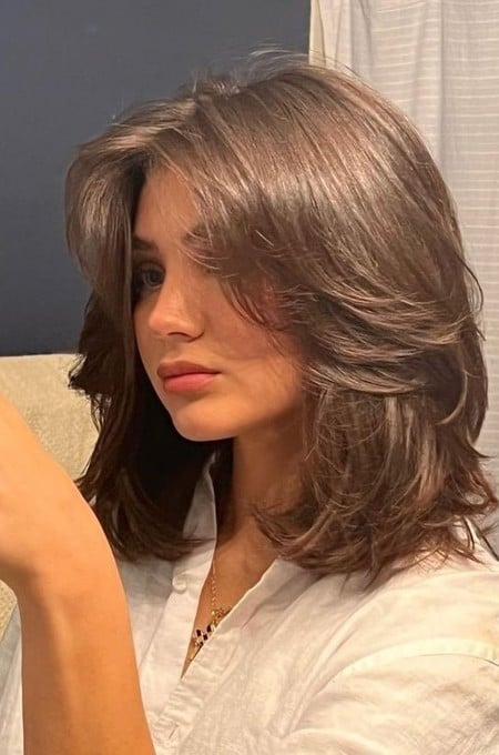 El brushing con las puntas hacia adentro resalta la forma del corte curvy.