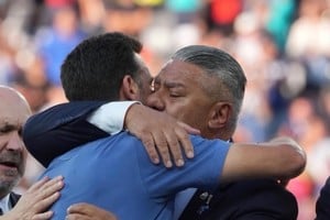 Tapia y un fuerte abrazo a Scaloni. Gentileza