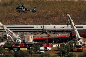 Un helicóptero de la Guardia Civil sobrevuela el lugar de la colisión, un día después de que dos trenes de alta velocidad chocaran entre las localidades de Mora y Orgaz, cerca de Toledo, España, el 29 de octubre de 2026. REUTERS/Susana Vera
