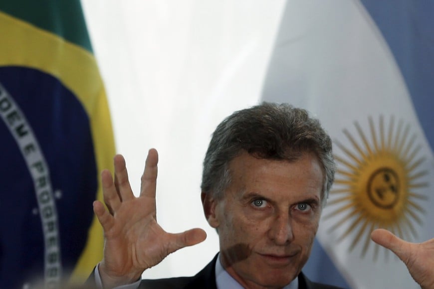 SAO PAULO BRASIL 04/12/2015.- El presidente electo de Argentina, Mauricio Macri (i), habla durante un encuentro con empresarios de la Federación de Industrias del Estado de Sao Paulo (Fiesp), hoy, viernes 4 de diciembre de 2015, en Sao Paulo, Brasil. Tras su entrevista con la presidenta Dilma Rousseff Macri llegó a Sao Paulo para una reunión con miembros de la Fiesp, el más influyente gremio empresarial del país.Argentina's President-elect Mauricio Macri gestures as he attends a meeting with businessmen at Sao Paulo Industry Federation in Sao Paulo, Brazil, December 4, 2015. REUTERS/Paulo Whitaker
san pablo brasil mauricio macri presidente electo de argentina presidente electo visita brasil almuerzo con empresarios brasil argentina