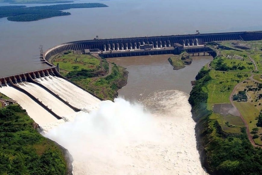 Vista aérea de Itaipú, en toda su magnitud. Archivo.