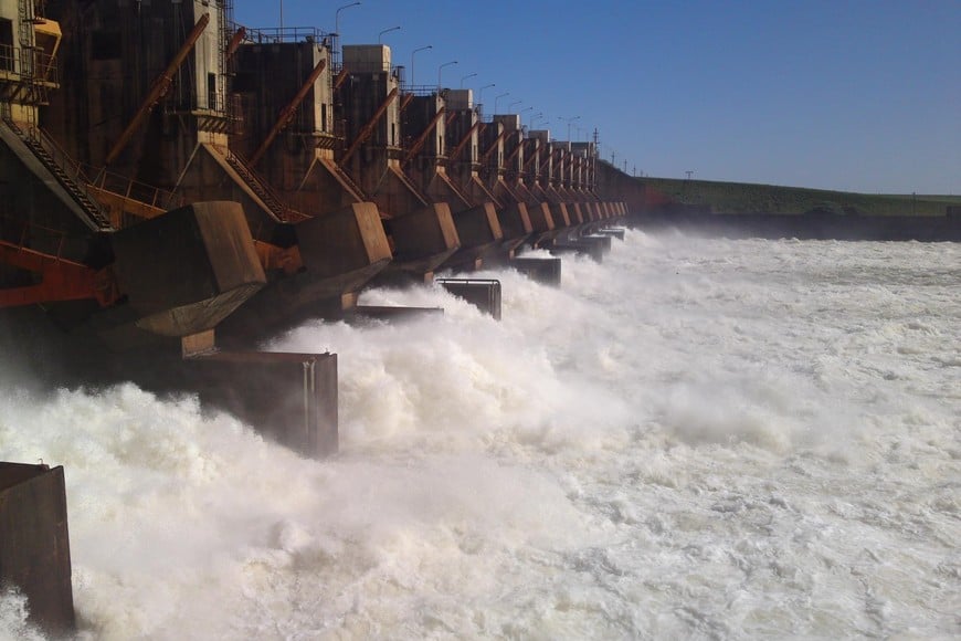 Aunque esperaba cierta estabilidad, los niveles de Yacyretá seguían este jueves por encima de los umbrales de alerta e inundabilidad en localidades cercanas. Archivo.