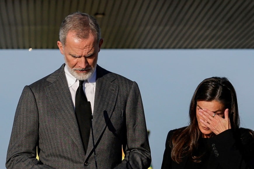 Spain's King Felipe and Queen Letizia attend a press conference outside a hospital where victims are treated in the aftermath of a collision of two high-speed trains between the towns of Mora and Orgaz, in Toledo, Spain, October 29, 2026. REUTERS/Violeta Santos Moura