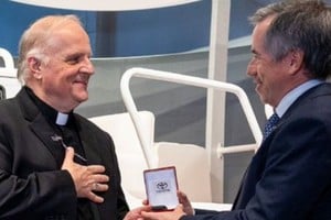 El Nuncio Apostólico lo recibió en representación de la Santa Sede.