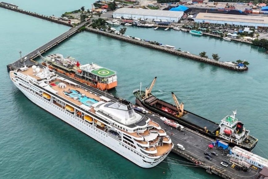 El barco Villa Vie Odyssey, operado por la empresa estadounidense Villa Vie Residences.