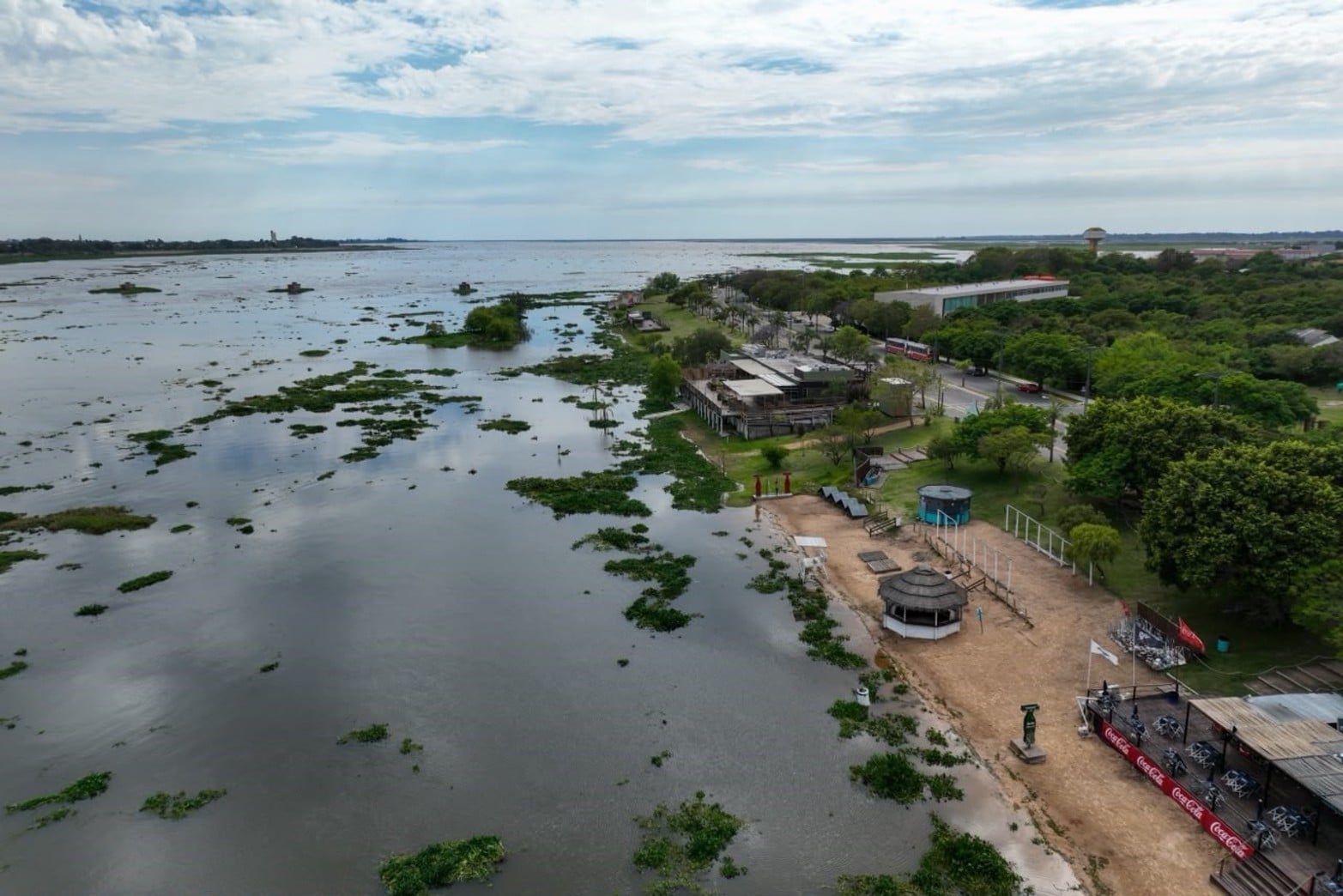 La crecida del río Paraná eleva el nivel de la laguna Setúbal en la zona del Puente Colgante de Santa Fe.