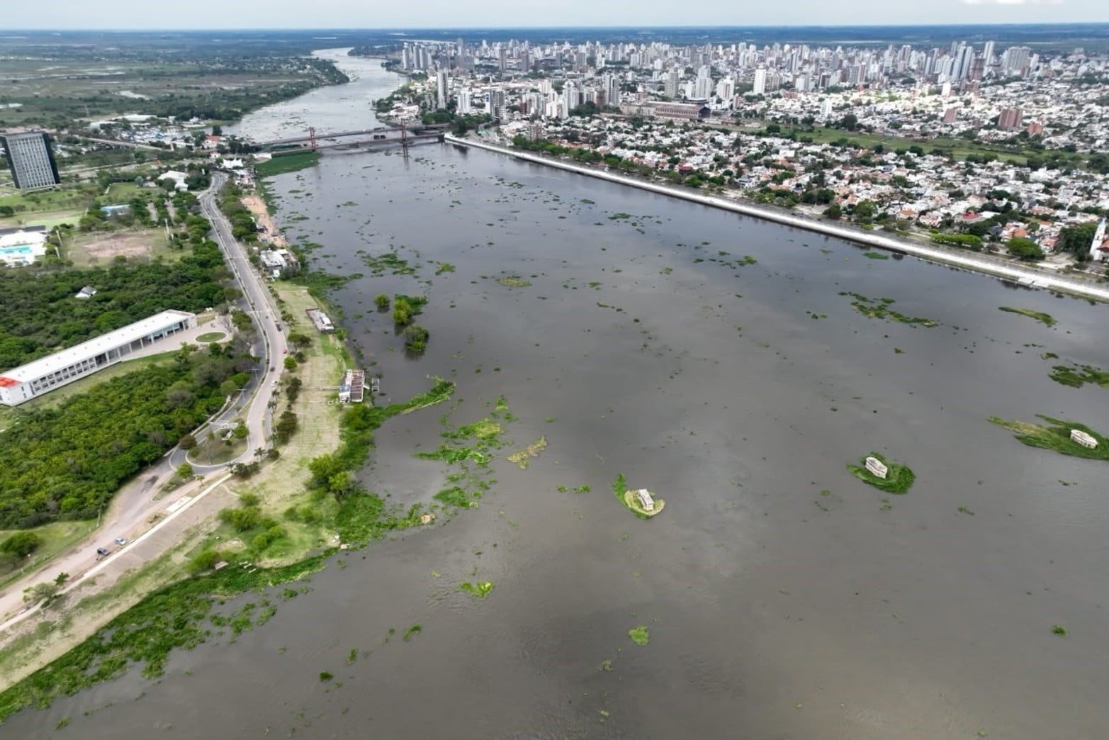La crecida del río Paraná eleva el nivel de la laguna Setúbal en la zona del Puente Colgante de Santa Fe.