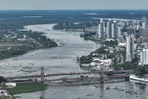 La crecida del río Paraná eleva el nivel de la laguna Setúbal en la zona del Puente Colgante de Santa Fe.