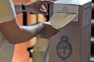 El autor plantea un sistema electoral distinto al actual, fundamentalmente por una cuestión práctica y de costos.