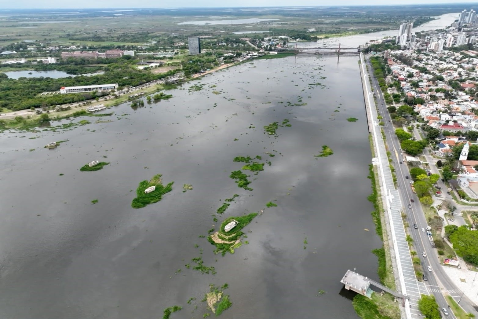 La crecida del río Paraná eleva el nivel de la laguna Setúbal en la zona del Puente Colgante de Santa Fe.