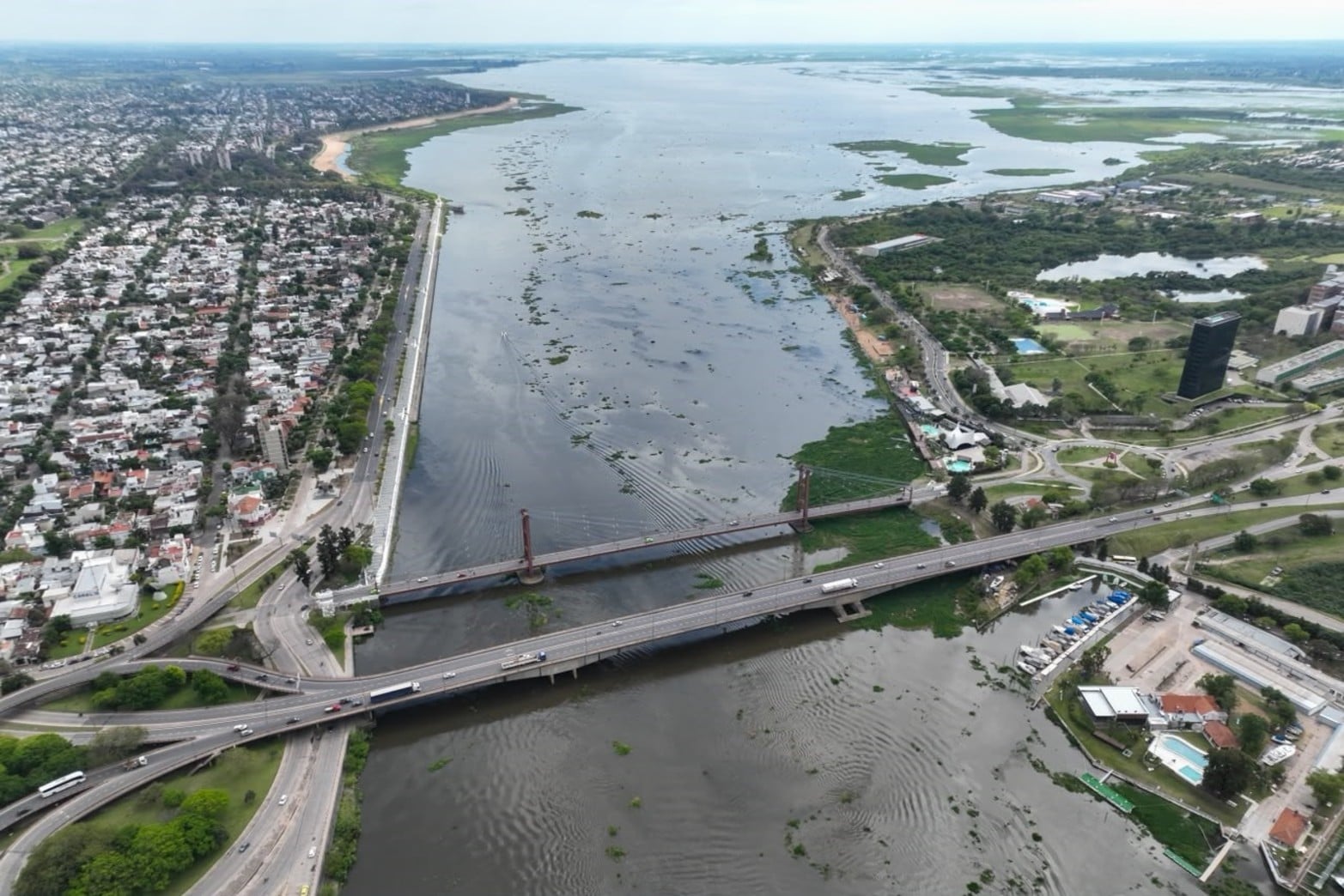 La crecida del río Paraná eleva el nivel de la laguna Setúbal en la zona del Puente Colgante de Santa Fe.
