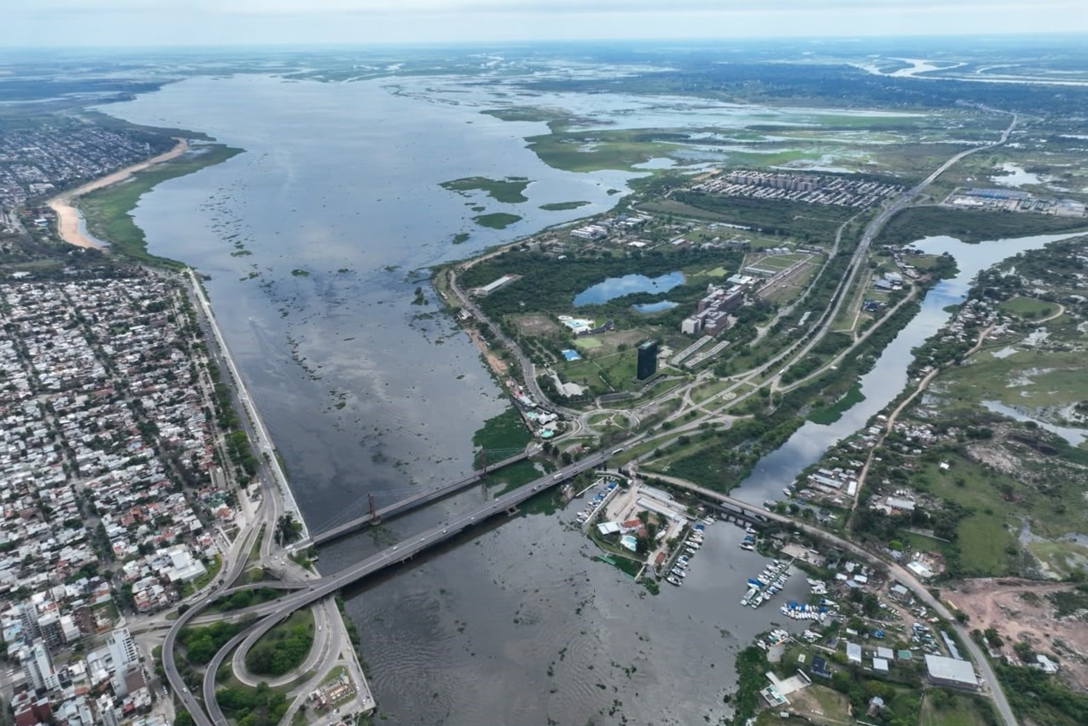 La crecida del río Paraná eleva el nivel de la laguna Setúbal en la zona del Puente Colgante de Santa Fe.