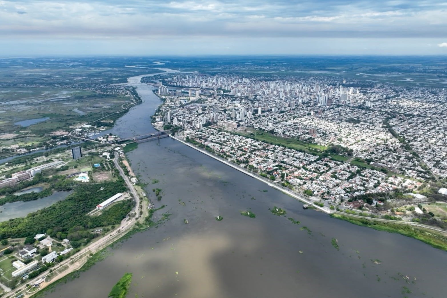 La crecida del río Paraná eleva el nivel de la laguna Setúbal en la zona del Puente Colgante de Santa Fe.