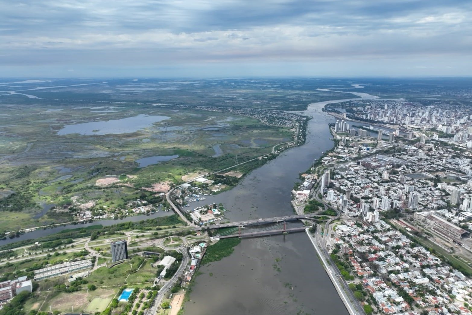 La crecida del río Paraná eleva el nivel de la laguna Setúbal en la zona del Puente Colgante de Santa Fe.
