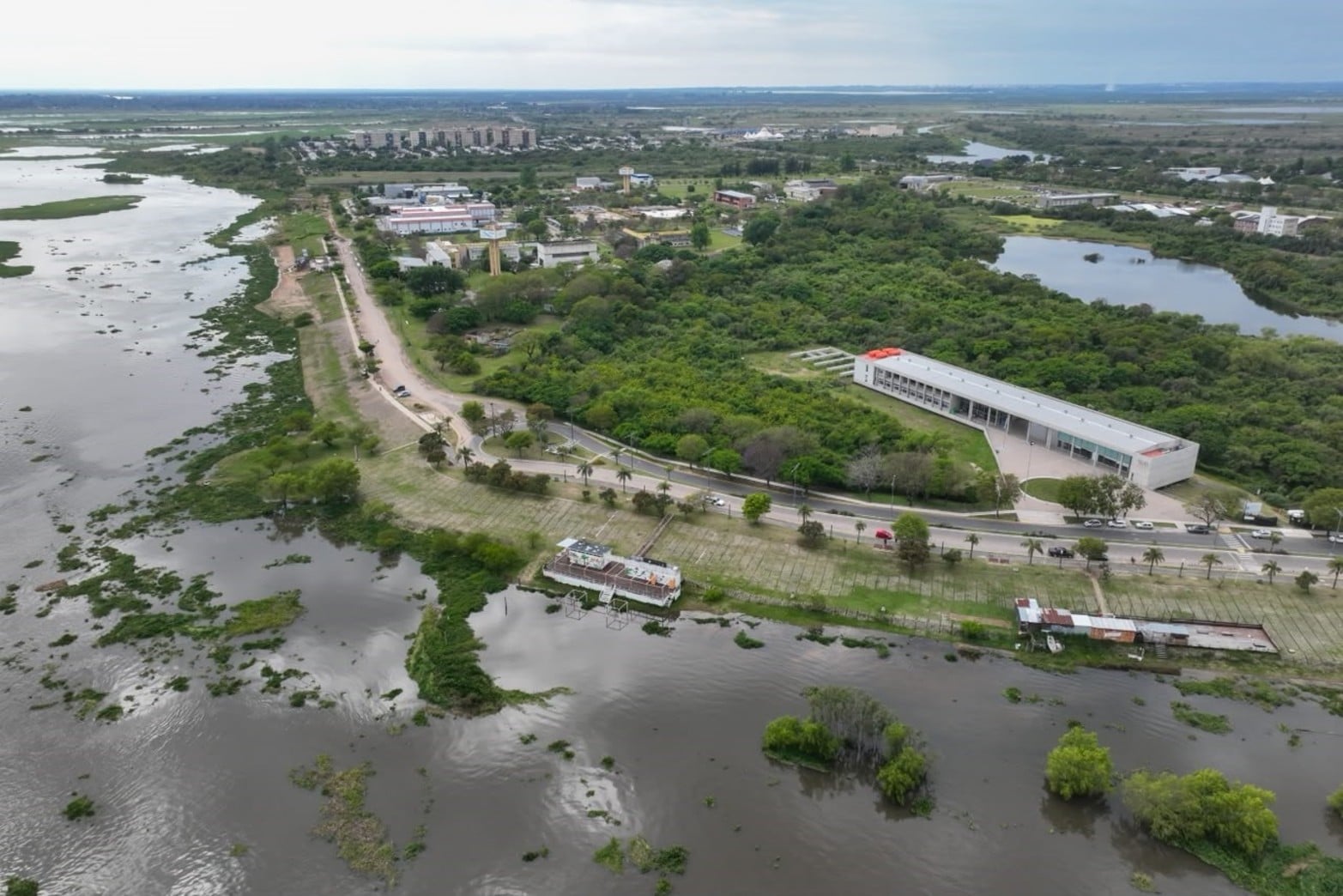 La crecida del río Paraná eleva el nivel de la laguna Setúbal en la zona del Puente Colgante de Santa Fe.