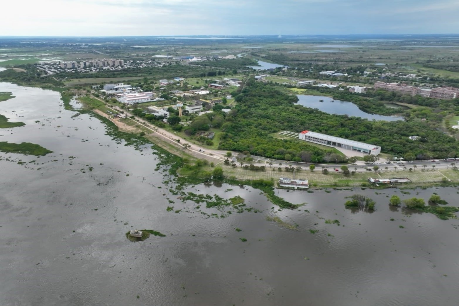 La crecida del río Paraná eleva el nivel de la laguna Setúbal en la zona del Puente Colgante de Santa Fe.