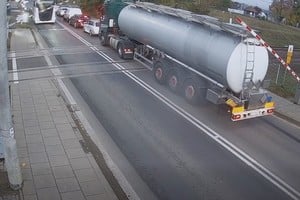 La peligrosa maniobra quedó registrada por cámaras de seguridad.