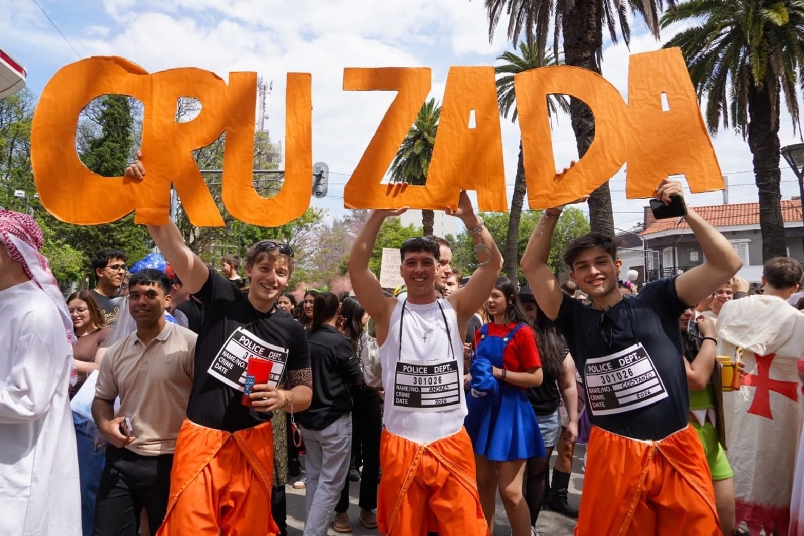 Con disfraces y música, estudiantes de Medicina de la UNL celebraron una nueva edición de la tradicional Cruzada.