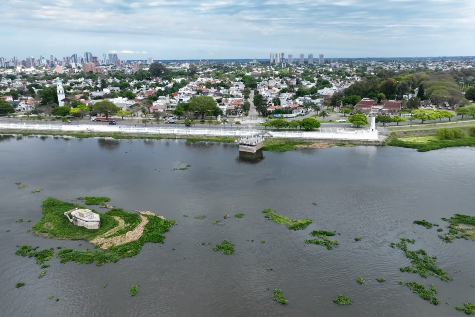 La crecida del río Paraná eleva el nivel de la laguna Setúbal en la zona del Puente Colgante de Santa Fe.