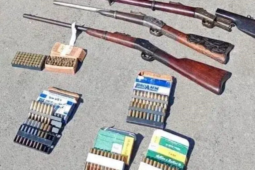 Los efectivos secuestraron dos fusiles, un arma larga tipo mosquetón y una gran cantidad de cartuchos intactos. Foto: Gentileza.