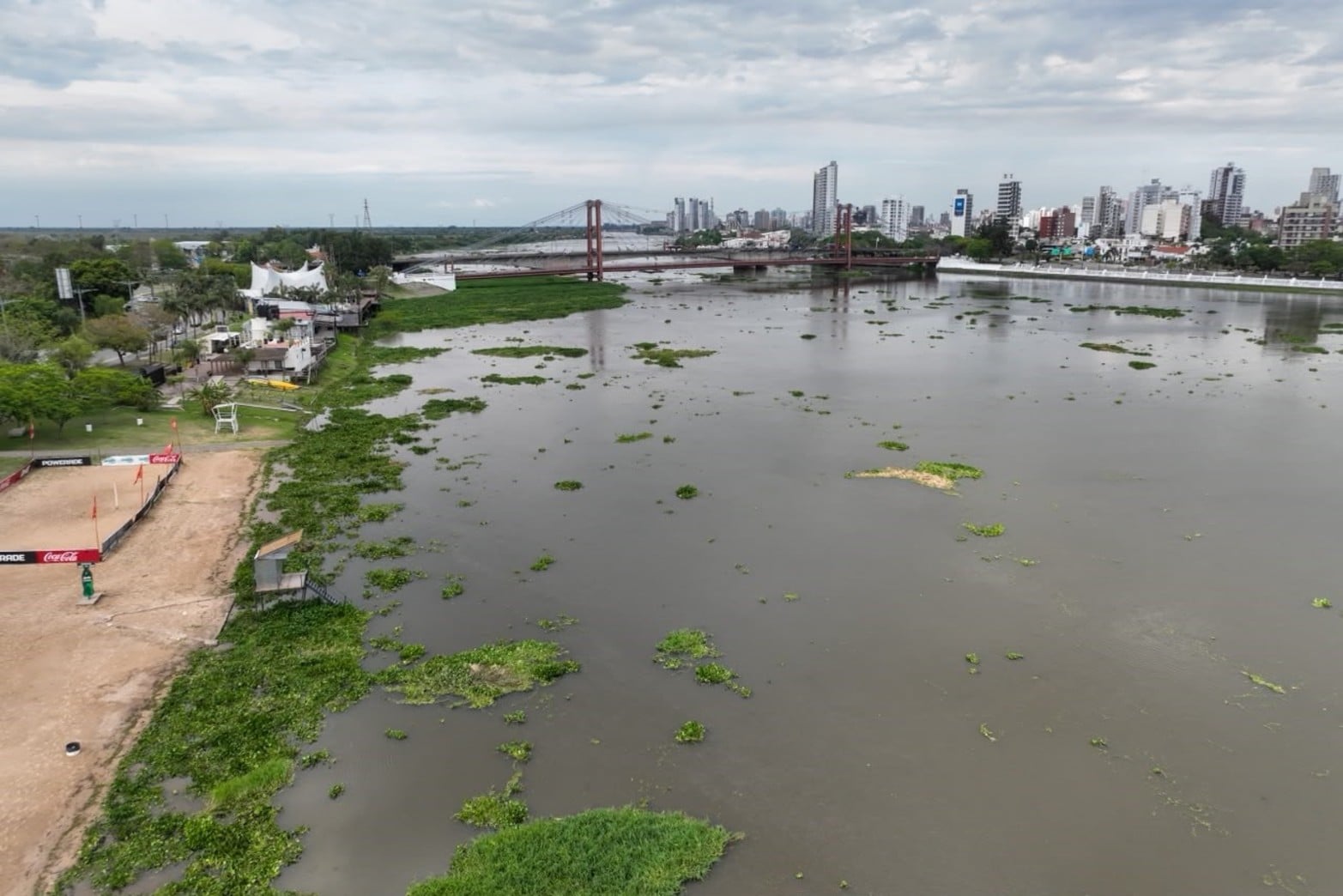 La crecida del río Paraná eleva el nivel de la laguna Setúbal en la zona del Puente Colgante de Santa Fe.