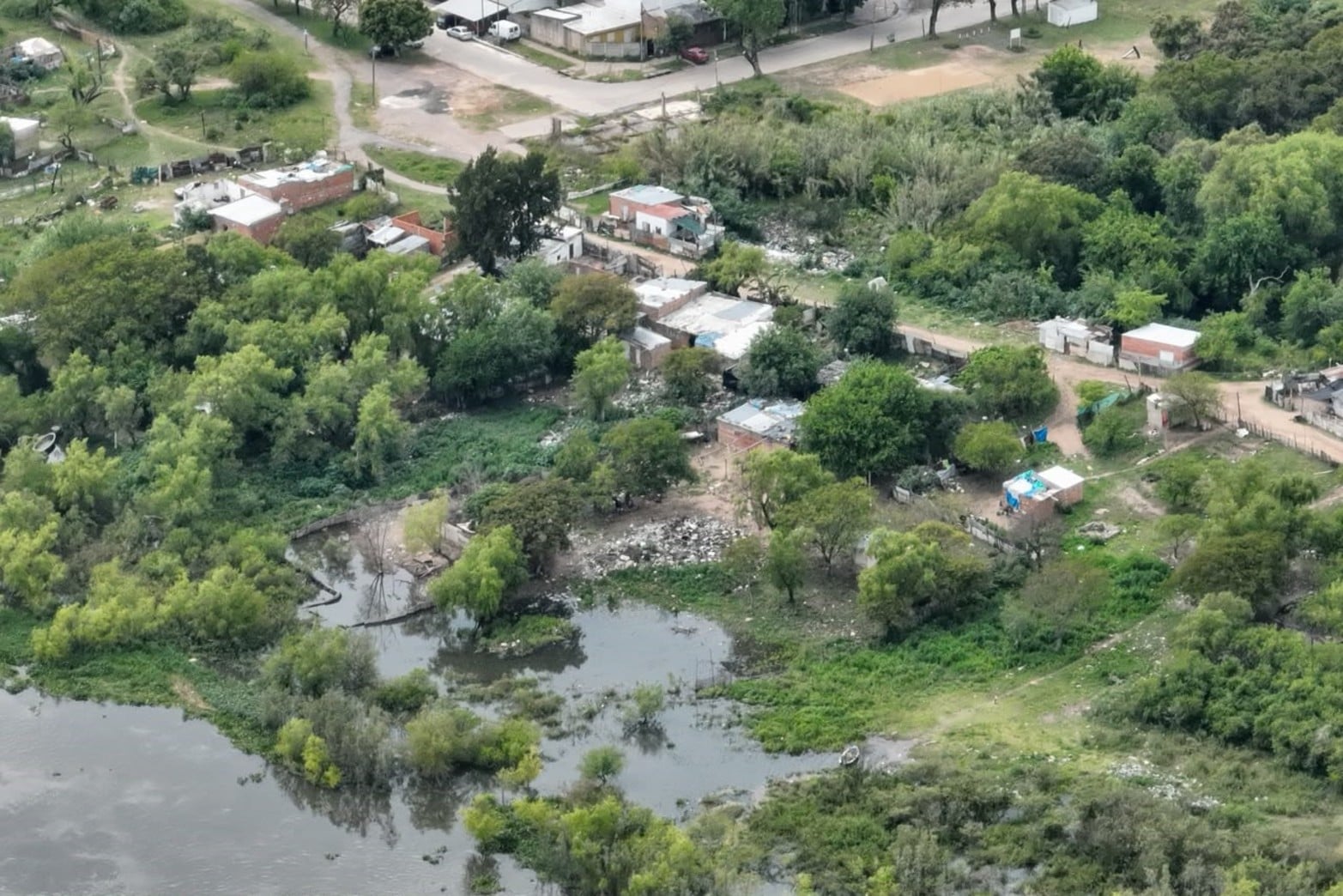 La crecida del río Paraná eleva el nivel de la laguna Setúbal en la zona del Puente Colgante de Santa Fe.