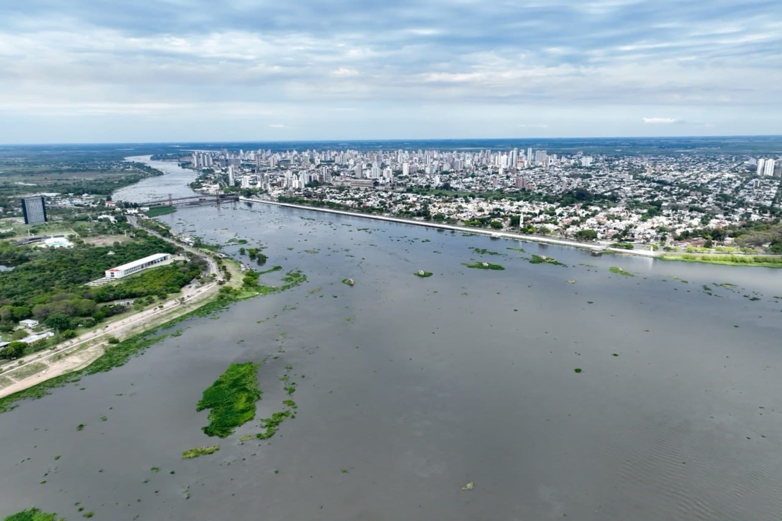 La crecida del río Paraná eleva el nivel de la laguna Setúbal en la zona del Puente Colgante de Santa Fe.
